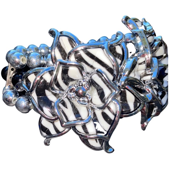 Vintage Black & White Zebra Print Multi Strand Silver Flower Stretch Bracelet 6” - Picture 2 of 12